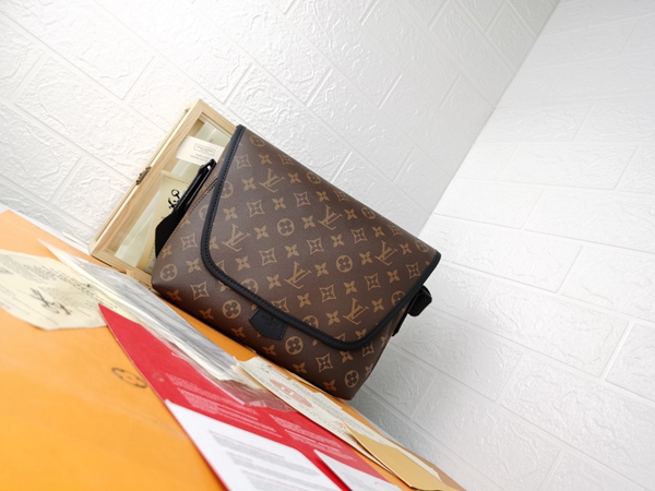 ルイヴィトンバッグ背面デザイン